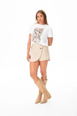 Remera blanca de mangas cortas con estampado de plumas en tonos beige y marrón.