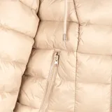 Campera puffer beige de poliéster, con capucha, cierre frontal, bolsillos laterales y calce al cuerpo.
