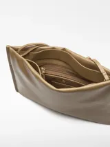Bolso tipo clutch de diseño rectangular y minimalista, con acabado brillante y textura craquelada. Cuenta con cierre magnético, bolsillo interior con cremallera, asa de mano integrada y correa larga regulable y extraíble.