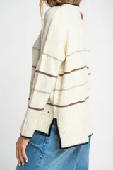 Sweater color crema con rayas horizontales en tonos marrón, bordeaux y beige.