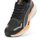 Championes de running Puma Velocity Nitro 3 Wide, color negro con detalles en gris y naranja.