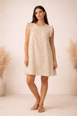 Vestido corto de lino con estampado floral pequeño, corte recto y holgado, con detalle de volados en las sisas.