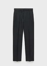 Pantalón de vestir de corte recto y tiro medio, confeccionado en una mezcla de lana y poliéster. Presenta trabillas en la cintura, bolsillos laterales y cierre oculto de botón, gancho y cremallera.