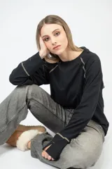 Remera blanca de corte clásico con mangas largas y cuello redondo.