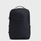 Mochila negra de diseño urbano, con cierre principal y bolsillo frontal con cierre, además de asa superior y correas acolchadas.