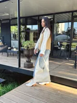 Bolso tote de cuero color crudo, con doble asa corta y diseño minimalista.