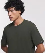 Remera básica de hombre con cuello redondo y manga corta, confeccionada en algodón con textura acanalada y corte comfort.