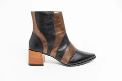 Botas cortas de cuero color dorado y plateado, con taco cuadrado de madera.