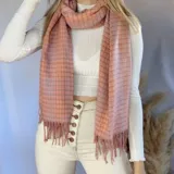 Pashmina rectangular con diseño a cuadros en tonos rosa y gris, con flecos en los bordes.