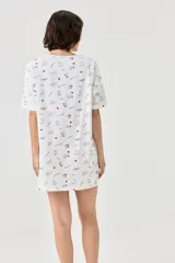Camisón de algodón blanco con estampado de gatitos y corazones rojos, de corte holgado y manga corta.