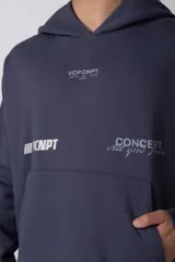 Buzo canguro negro con capucha, confeccionado en algodón frizado de alto gramaje. Presenta estampado gráfico en el pecho con tipografía cursiva y texto, además de un logo circular en la manga. Cuenta con bolsillo frontal tipo canguro, puños y ruedo acanalados.