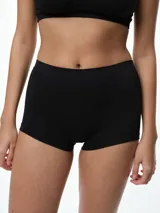 Boxer femenino de tiro alto confeccionado en microfibra seamless, con diseño de cobertura completa y refuerzo en la entrepierna para mayor comodidad.