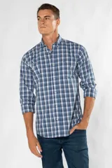 Camisa de manga larga con diseño de cuadros en tonos azul marino, blanco y bordó, con cuello abotonado y cierre frontal de botones.