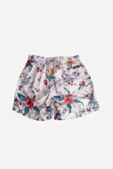 Short de baño de secado rápido con estampado floral sobre fondo azul. Cuenta con cintura elástica con cordón ajustable, bolsillos laterales y logo aplicado en goma.