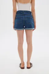 Short de jean tiro alto con bolsillos y dobladillo en las piernas.