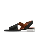 Sandalias de cuero negro con textura sutil, tiras asimétricas cruzadas, tira ajustable al talón con hebilla metálica y taco bajo cuadrado con acabado metálico plateado.