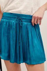 Short turquesa de poliéster, con cintura elástica fruncida y cordón ajustable delantero.