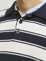 Polo tejido de manga larga con ajuste holgado, diseño a rayas horizontales en azul marino y blanco, cuello tipo polo con cierre de tres botones y puños acanalados.