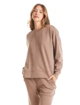 Buzo deportivo de cuello redondo, con hombros caídos, mangas largas con puño y detalle de pespuntes verticales en el frente. Presenta un diseño holgado con tajos laterales en el ruedo.
