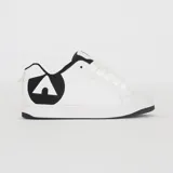 Championes Airwalk modelo Rewind, color blanco con detalles en negro, diseño de corte urbano y cordones anchos.