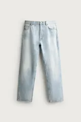 Jeans de corte recto y tiro medio, confeccionados en denim rígido color celeste con efecto lavado. Presenta diseño clásico de cinco bolsillos y cierre frontal con botonadura.