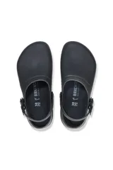 Zueco negro de poliuretano con correa trasera ajustable y plantilla anatómica.