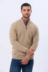 Buzo tejido de lana con cuello alto y medio cierre metálico frontal. Presenta puños y ruedo acanalados, con logo bordado en el pecho.