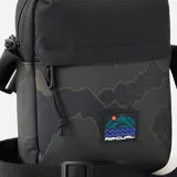 Morral bandolera Rip Curl, modelo No Idea Pouch Search, con estampado de camuflaje de montaña en tonos verde y negro. Tiene correa ajustable, cierre superior y logo de la marca bordado en el frente.