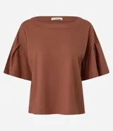 Blusa color ladrillo de tejido piquet con viscosa certificada, modelo t-shirt box, escote redondo y mangas cortas con pliegues.