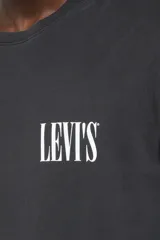 Remera negra de corte relajado con logo de Levi's estampado en el pecho.