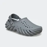 Zuecos Crocs modelo Echo Clog de color negro, con diseño moldeado de estilo urbano y deportivo, aberturas de ventilación y tira ajustable en el talón.