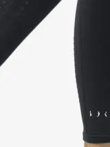 Legging deportivo largo de tiro alto con cintura doble reforzada. Confeccionado en tejido moldeador con tecnología 3D, presenta texturas diferenciadas y refuerzo en la zona de los glúteos para mayor soporte.