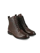 Botineta acordonada de cuero napa color marrón oscuro, con diseño estilo Oxford y detalles brogue en la puntera y los laterales.