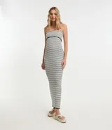 Vestido midi de punto a rayas horizontales blancas y negras, sin breteles y con escote recto.