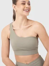 Top deportivo de un solo hombro, color verde oliva, con diseño de soporte medio y almohadillas removibles.