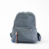 Mochila celeste con dos compartimentos principales con cierre, un bolsillo frontal con cierre y dos bolsillos laterales abiertos.