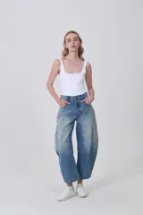 Body sin mangas de poliamida, con cuello cuadrado y ajuste al cuerpo.