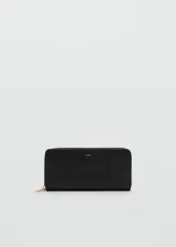 Billetera rectangular de poliuretano color negro, con cierre perimetral y detalle de logo metálico dorado en el frente.