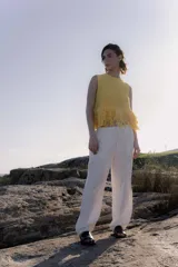 Sandalias planas con punta cuadrada, base negra y capellada de cuero marrón con textura trenzada.