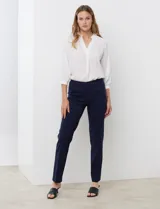 Pantalón de vestir color beige, marca Zac & Rachel, confeccionado en gabardina elastizada. Presenta pretina ancha con faja interna modeladora, largo de pierna con costura frontal pespunteada y trasera con bolsillos ojal simulados.