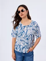 Blusa de viscosa con cuello redondo y mangas cortas, con diseño estampado en tonos azules y blancos.