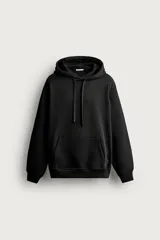 Sudadera con capucha de corte relajado, confeccionada en tejido de algodón con interior cepillado. Presenta manga larga, bolsillo frontal tipo canguro y acabados en rib en puños y bajo.