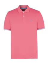 Remera polo de algodón pima color rosado, con cuello y puños acanalados con detalles de líneas contrastantes, cierre frontal con botones y logo bordado en el pecho.