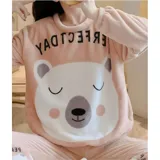 Conjunto de pijama de dos piezas confeccionado en tela de plush suave y abrigada. Incluye una remera de manga larga con diseño estampado de Totoro y pantalón largo a juego con puños en contraste.