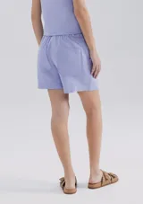 Short de tiro medio confeccionado en viscosa, con cintura elástica y bolsillos laterales amplios de diseño redondeado.