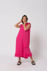 Vestido largo de simil lino con volados en el ruedo y mangas cortas con volados.