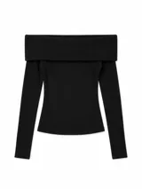 Top de manga larga en color negro, con diseño de hombros descubiertos y cuello solapa ancho.
