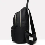 Mochila negra de ecocuero con diseño acolchado en forma de rombos y herrajes dorados.