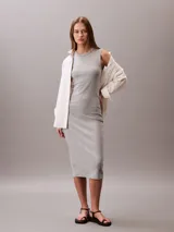 Vestido midi sin mangas de corte ajustado, confeccionado en tejido de punto elástico. Presenta cuello redondo y un pequeño logo bordado en el pecho.