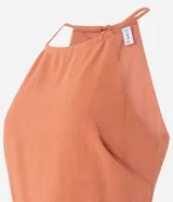 Blusa color ladrillo con escote halter, sin mangas, lazo en la espalda y flecos con caracolas en la cintura.